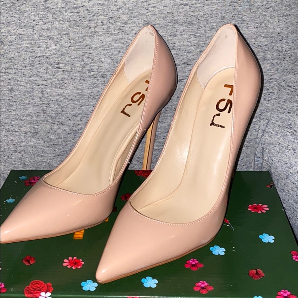 Nude Pumps